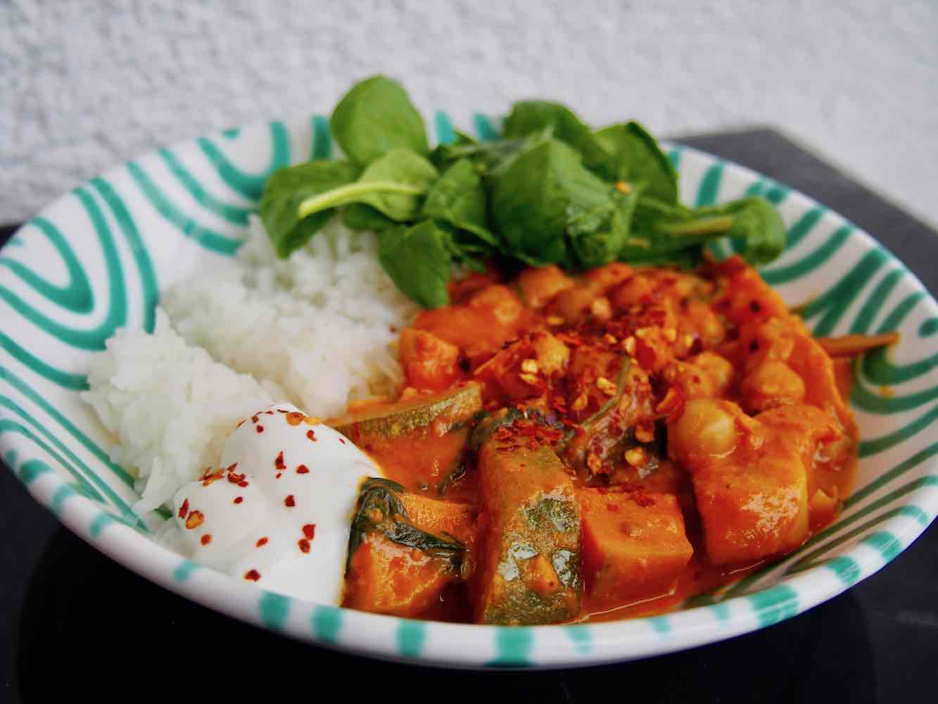 Curry mit Süßkartoffel, Zucchini und Kichererbsen - Nudel und Strudel