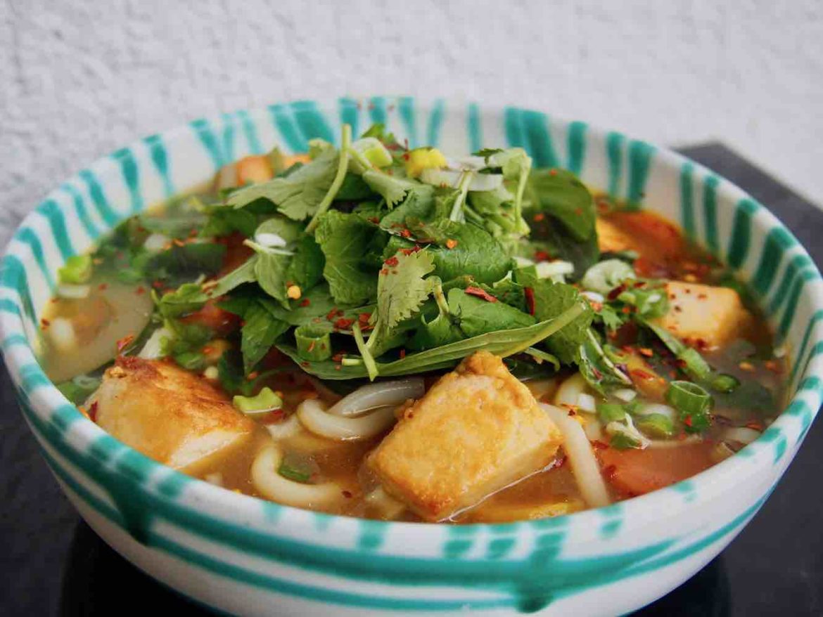 Asiatische Gemüsesuppe mit Tofu und Nudeln - Nudel und Strudel